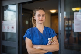 Cecilie P., 25 Jahre, Gesundheits- und Krankenpflegerin in der Intensivstation im Urban-Krankenhaus in Berlin-Kreuzberg. "Who owns my health? Who owns your health?"