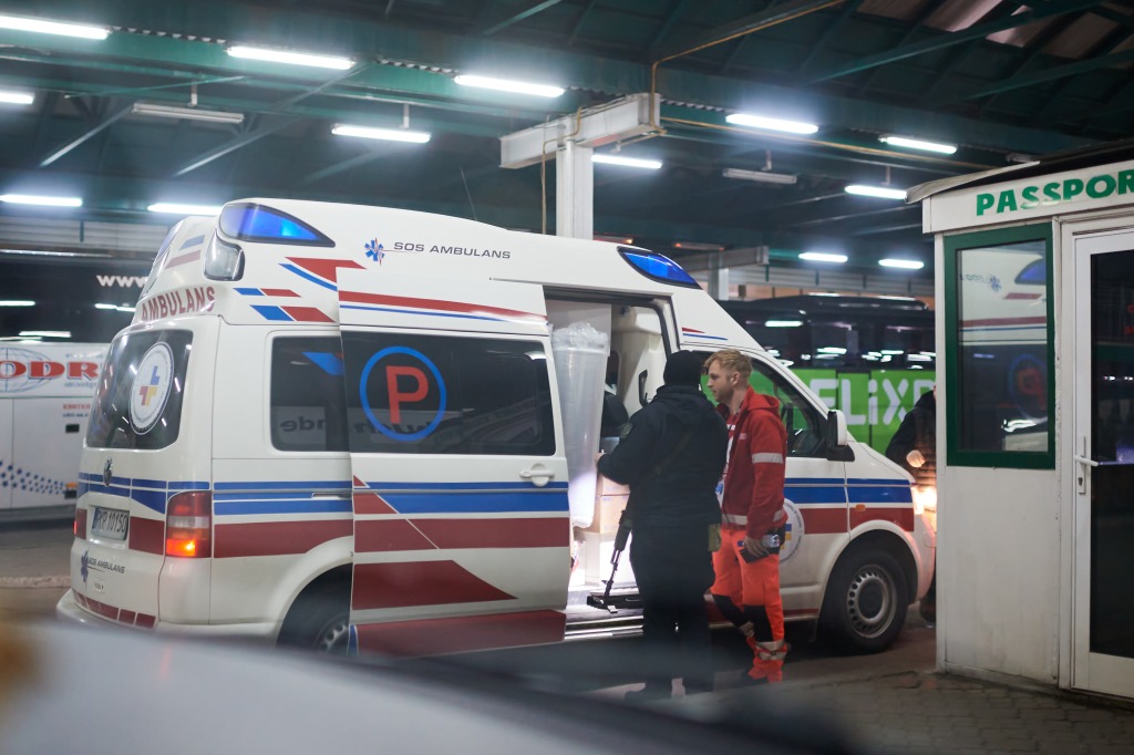Ein Krankentransporter aus Polen wird von einem Grenzsoldaten kontrolliert.
Copyright: Christian-Ditsch.de